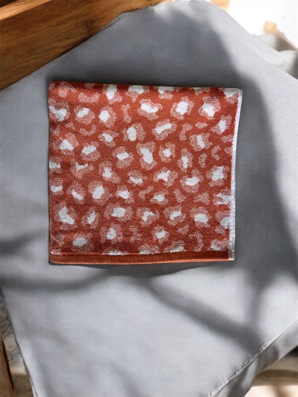 Ultra Soft Cotton Bath Towel - 80x140 cm, 550 GSM, Elegant Brown Print - Image 3