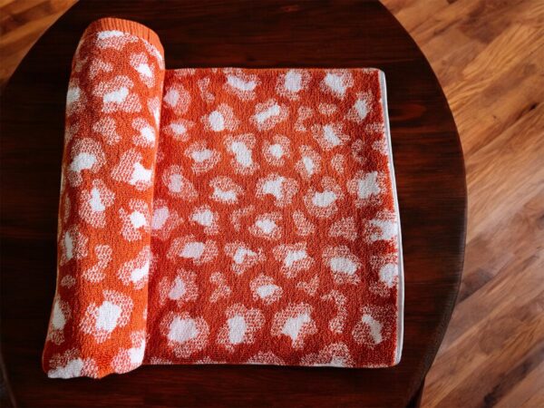 Ultra Soft Cotton Bath Towel - 80x140 cm, 550 GSM, Elegant Brown Print - Image 4